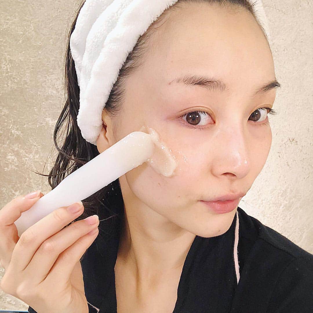 佐々木あさひのインスタグラム：「動画でも紹介したジェルとパウダーを混ぜて作る、出来立ての炭酸パック『スパオキシジェル』。 毎回この混ぜる工程が、子供の頃特別に買ってもらえた知育菓子を作っている時と同じようなワクワクを感じる。あの時も今も特別な時間っていいよね😌 微発泡で肌にも優しいし、肌への密着感があるプルプルなジェルが目元・口元ギリギリまで塗ることができるので、パック中の乾燥が一切気にならない所が好き👌✨洗い流した後はツルツルに✨潤って透明感UP⤴️ ドクターズコスメから生まれ、お家でエステ気分が味わえるスペシャルなアイテムです😊　#PR #スパオキシジェル #ドクターメディオン #drmedion #スパオキシジェル #炭酸パック #パック」