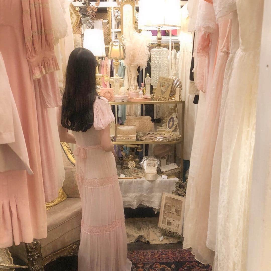 酒元麻衣（まいへー）のインスタグラム：「初のpopupshop『 Reve Room』1日目が無事終了しました❤︎今日はお気に入りの30sのdressを着てお迎えさせて頂きました❤︎平日にも関わらず想像以上にたくさんの方が来てくださって。。本当にありがとうございました😭一緒にVintage についてお話ししたり、選ぶのをお手伝いさせて頂いたり、とっても楽しかったです😭明日と明後日も、ご来店お待ちしております❤︎(ちょっと顔がダメダメな日でしたので後ろ向きで❤︎笑)#ReveRoom#vieuxrosevintage」
