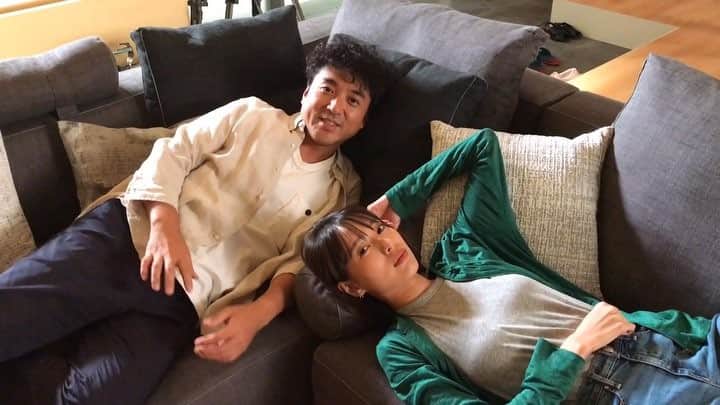 のインスタグラム：「「大恋愛」第2話まもなく！！ 準備はいかがですか？！ #私は準備満タンです！ #くつろぐ2人 #撮影は毎日頑張ってます #今日は#リアタイ #必須 #大恋愛 #僕を忘れる君と  #戸田恵梨香  #ムロツヨシ #松岡昌宏  #草刈民代  #夏樹陽子 #富澤たけし  #黒川智花  #杉野遥亮  #金曜の夜は大恋愛」