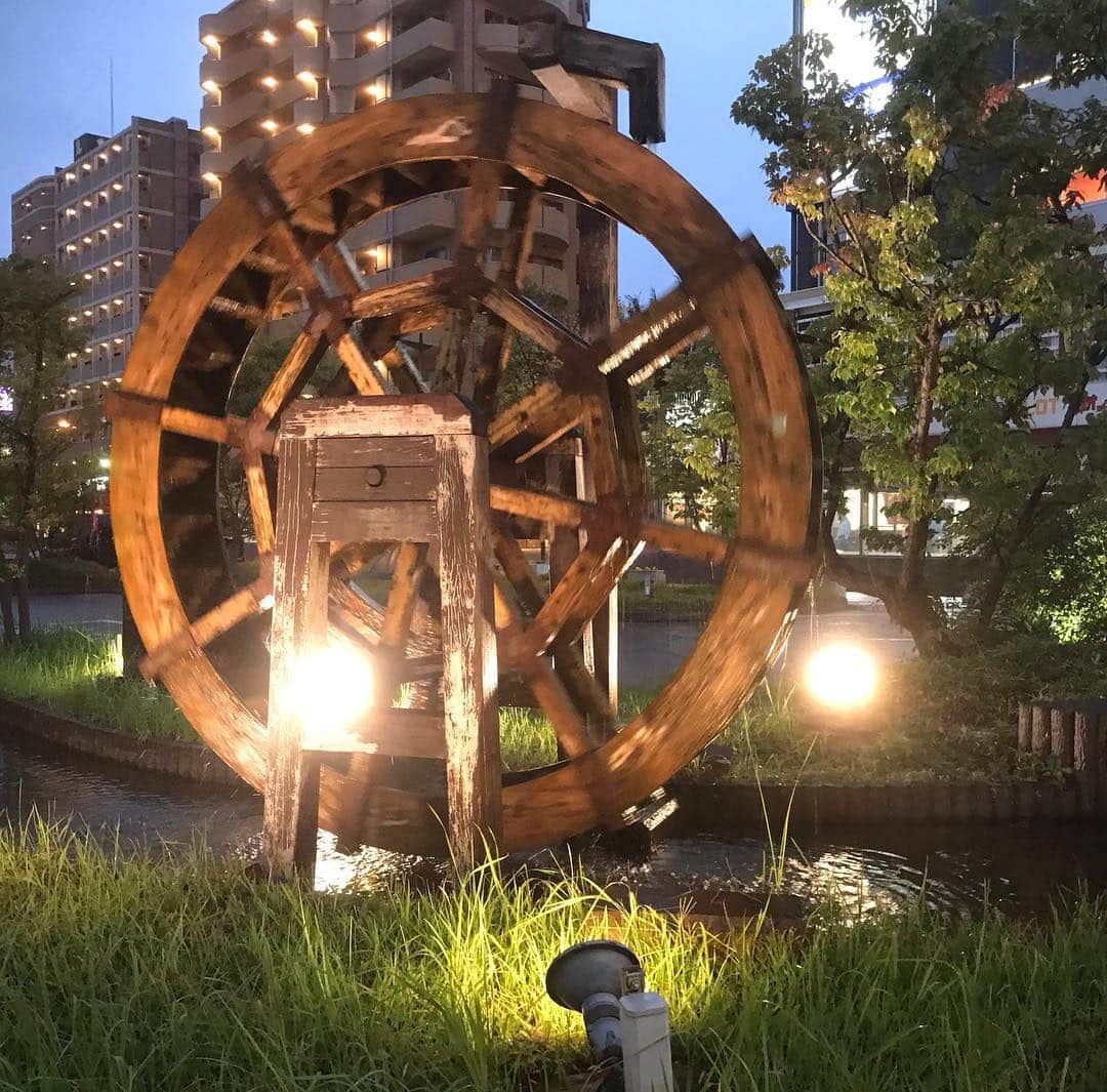 のインスタグラム：「水車を見て，ふとこう思う。  縛りつけられ，水責めの拷問を受けるような役柄をやってみたい。。。 https://youtu.be/jG6AR4KwkIM  #水車 #Watermill #拷問 #Torture #水責め #役柄 #share #俳優 #役者 #actor」
