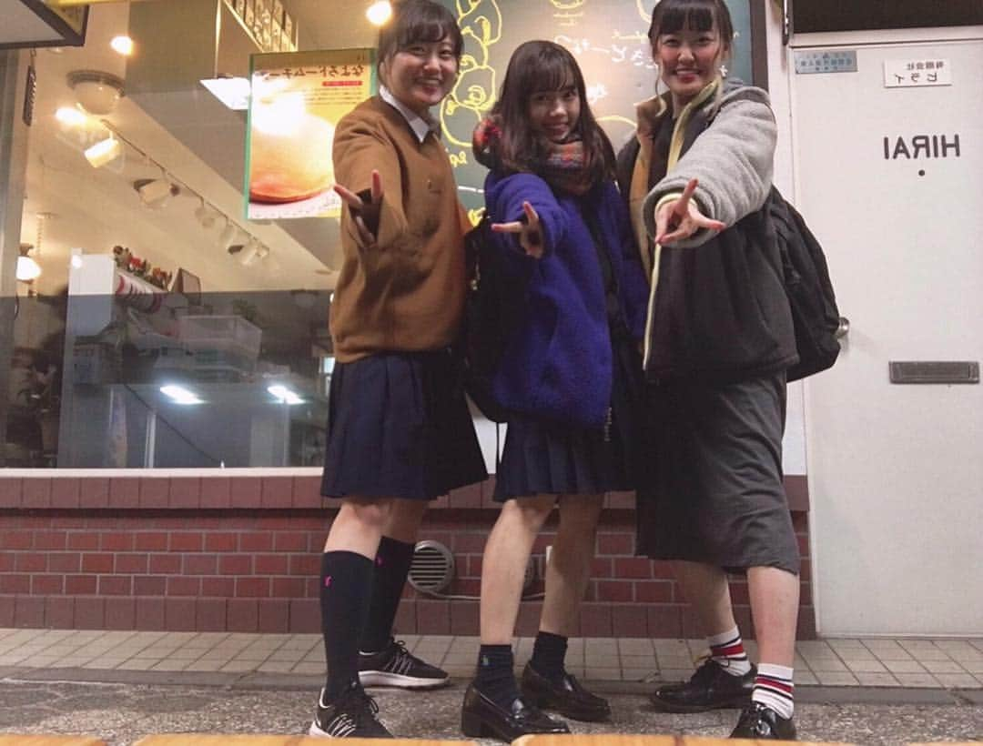 新井舞良さんのインスタグラム写真 - (新井舞良Instagram)「. . 小学校からの仲間は最高✌︎ . とうとう気温もマイナスに到達しましたと。。。寒すぎっ 生脚限界！ . #☺︎☺︎☺︎」10月19日 21時15分 - myra_arai