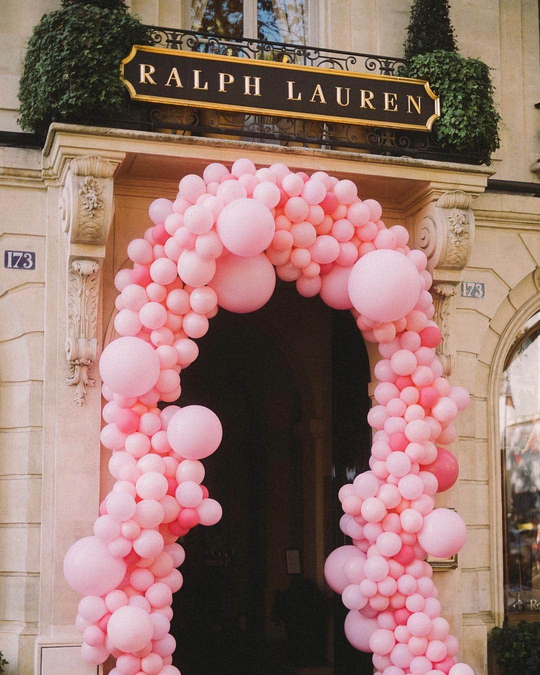 Polo Ralph Laurenさんのインスタグラム写真 - (Polo Ralph LaurenInstagram)「Our Saint Germain store in Paris makes a statement in support of #PinkPony: its iconic archway adorned in pink balloons for last weekend’s family brunch, hosted by @ClaireThomsonJonville. . Guests enjoyed @RalphsCoffee, custom-made balloon animals (#PoloBear included), and treats in the courtyard of Ralph’s in Paris. . Join us in the fight against cancer. Learn more at RalphLauren.com/PinkPony— link in bio. . #PinkPony #Paris #RalphsCoffee」10月19日 21時17分 - poloralphlauren