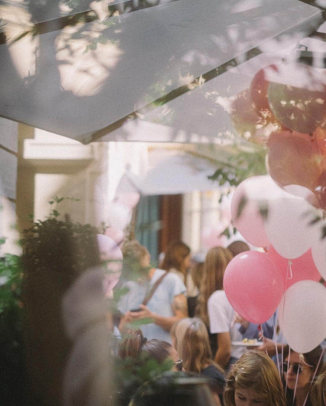 Polo Ralph Laurenさんのインスタグラム写真 - (Polo Ralph LaurenInstagram)「Our Saint Germain store in Paris makes a statement in support of #PinkPony: its iconic archway adorned in pink balloons for last weekend’s family brunch, hosted by @ClaireThomsonJonville. . Guests enjoyed @RalphsCoffee, custom-made balloon animals (#PoloBear included), and treats in the courtyard of Ralph’s in Paris. . Join us in the fight against cancer. Learn more at RalphLauren.com/PinkPony— link in bio. . #PinkPony #Paris #RalphsCoffee」10月19日 21時17分 - poloralphlauren