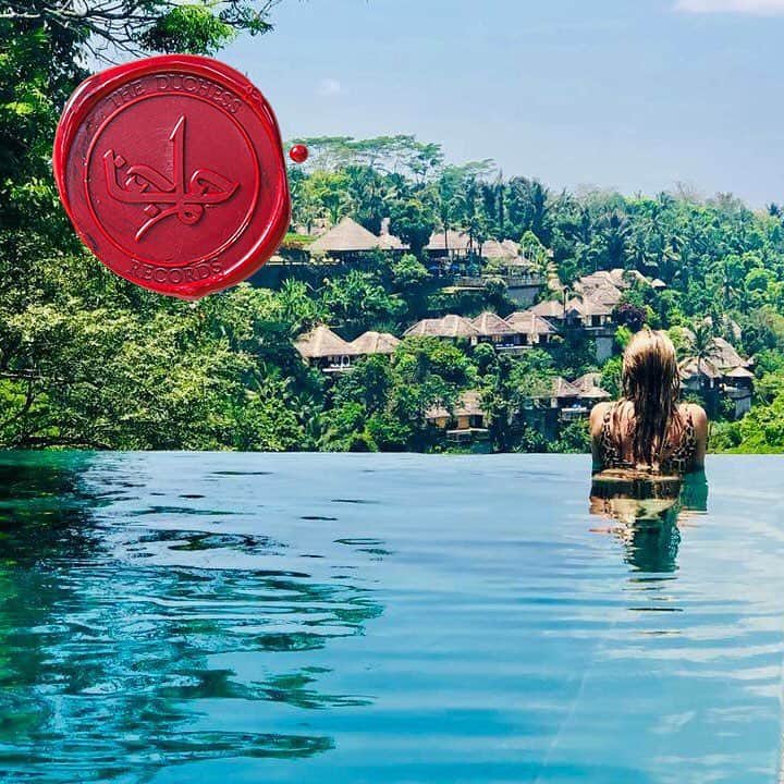 ターラのインスタグラム：「I’ve made a new @spotify playlist for you guys, it’s been the soundtrack to my time travelling in Bali. I hope you enjoy it as much as I did ❤️ Featuring some amazing music from @jarreauvandal @iamshaejacobs @ruthvenofficial  @maidaymusic @jamaicanjerm @jessiereyez @col3trane @flohio_ @slowthai @young_fathers @trecapdlx & many more bringin that 🌶🔥🔥🔥」