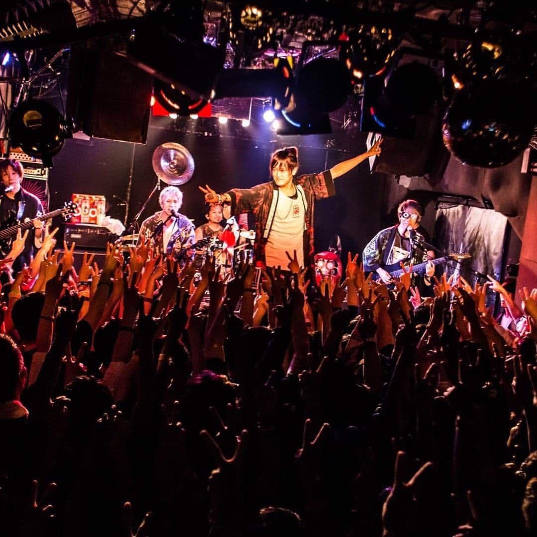 のインスタグラム：「本気だしてウンザウンザを踊るツアー 神戸 太陽と虎 バチクソ熱かったー🔥 しかも今日は一徳のハピバ㊗️ 無類のオメでたいこと好きの我々が見過ごすわけがあるまい！ VIVA!ハピバ🎂 明日は岐阜！待っとけよ😬✨ #バックドロップシンデレラ #su凸kod凹koi  #オメでたい頭でなにより #一徳VIVAハピバ #ケーキのクオリティよ」