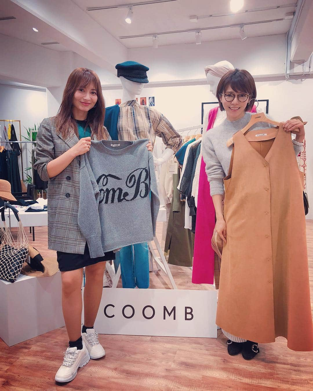 釈由美子さんのインスタグラム写真 - (釈由美子Instagram)「今日は親友♡の新山千春ちゃんと、COOMBさんの来年の春夏の展示会に行ってきました〜！ ちぃちゃんと初めて一緒にプレスに遊びに行ったけど、ちぃちゃんはファッション大好きで、めっちゃオシャレさんなので✨色々コーデのアイデアをもらって、大興奮でオーダーしちゃいました😍😍😍 来年の春夏が楽しみすぎる✨ 着用写真、またご紹介しますね🙋‍♀️💕 #coomb #新山千春ちゃん #大人かわいいコーデ  #ママスタイル #COOMBさんが好きすぎて #私服も衣装もCOOMBだらけw #私とちぃちゃんはファッションの系統が違うから #オーダーしたものがなかなか被らないw #40代でも #上品で可愛くて動きやすくて 攻めてて #ほんとオススメです」10月19日 23時27分 - yumikoshaku