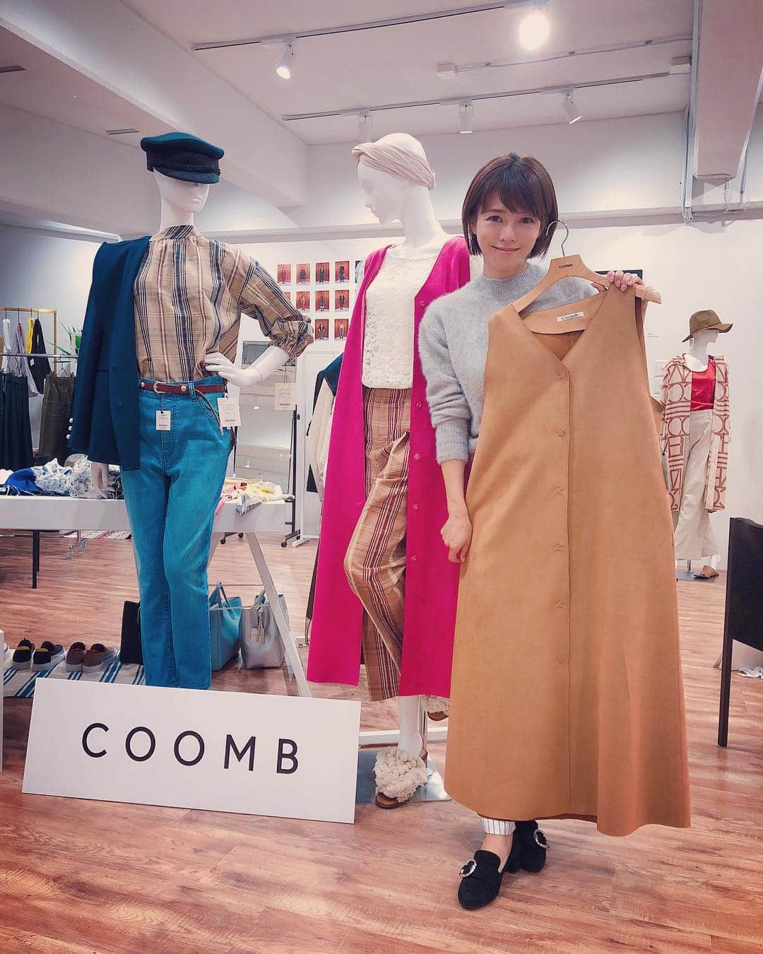 釈由美子さんのインスタグラム写真 - (釈由美子Instagram)「今日は親友♡の新山千春ちゃんと、COOMBさんの来年の春夏の展示会に行ってきました〜！ ちぃちゃんと初めて一緒にプレスに遊びに行ったけど、ちぃちゃんはファッション大好きで、めっちゃオシャレさんなので✨色々コーデのアイデアをもらって、大興奮でオーダーしちゃいました😍😍😍 来年の春夏が楽しみすぎる✨ 着用写真、またご紹介しますね🙋‍♀️💕 #coomb #新山千春ちゃん #大人かわいいコーデ  #ママスタイル #COOMBさんが好きすぎて #私服も衣装もCOOMBだらけw #私とちぃちゃんはファッションの系統が違うから #オーダーしたものがなかなか被らないw #40代でも #上品で可愛くて動きやすくて 攻めてて #ほんとオススメです」10月19日 23時27分 - yumikoshaku