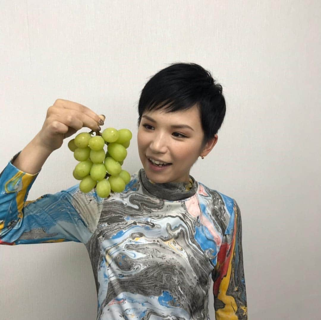 Superflyさんのインスタグラム写真 - (SuperflyInstagram)「Mステありがとうございました。 マスカット食べましたっ！」10月19日 23時42分 - superfly_shiho