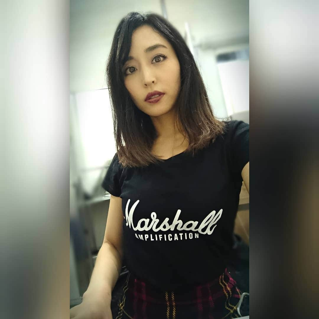 Yukiさんのインスタグラム写真 - (YukiInstagram)「Marshall T-shirt🤘🏻 #marshall #tshirt #D_Drive #yuki #guitarist #japan #japanese #woman #マーシャル」10月20日 0時03分 - d_drive_gt_yuki