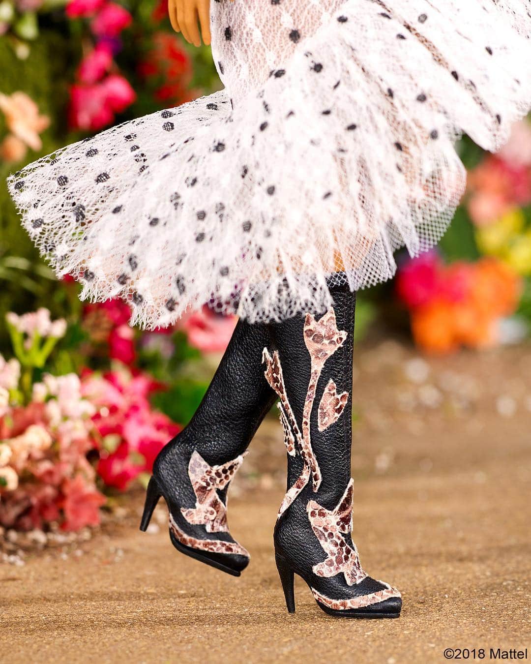 バービーさんのインスタグラム写真 - (バービーInstagram)「A magical pairing of polka dots and asymmetrical separates! This look from the @Rodarte Spring 2018 runway is anything but black and white. 😉 #barbie #barbiestyle」10月20日 1時06分 - barbiestyle