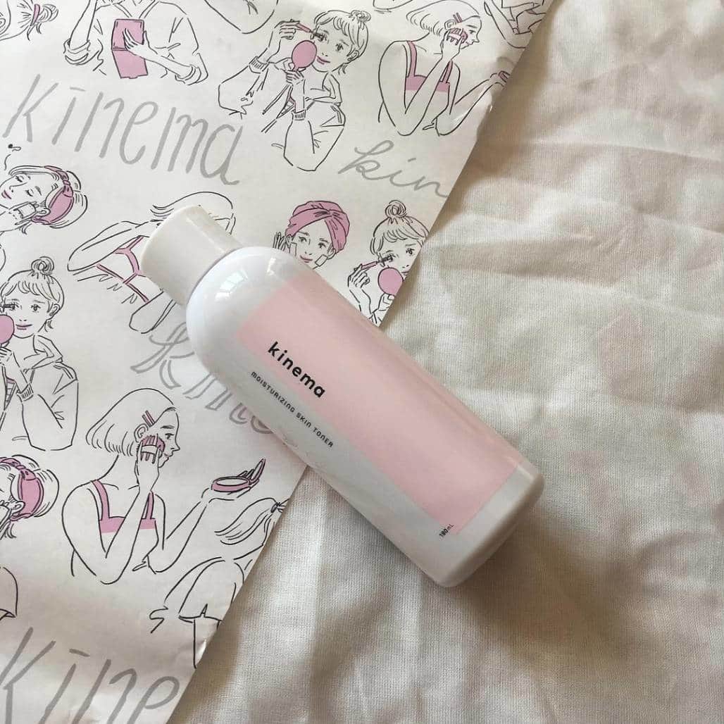 skincare in progress A daily does of Tokyoのインスタグラム：「\\ #みんなのスキンケア で、みんなの色んなキネマの使い方が見れます // . kinemaを使ってくれた、@bbyu15975 さんのコメント👇🏻 ------ . kinema . いい感じ✨ ------ ぜひ実際に使って効果を実感してください😍 . 最近はプレゼントとして大切な人に贈る方も多いみたいです👌🍀 . 素敵な投稿をしてくださった @bbyu15975 さん👏🏻✨ . ありがとうございました👍 ------------ 💁 @kinema.tokyo は、敏感肌でも使える優しい拭き取り化粧水 👉 #みんなのスキンケア でみんなのkinemaの使い方が見れるよ 🏷現在予約販売のみ受付中です。」
