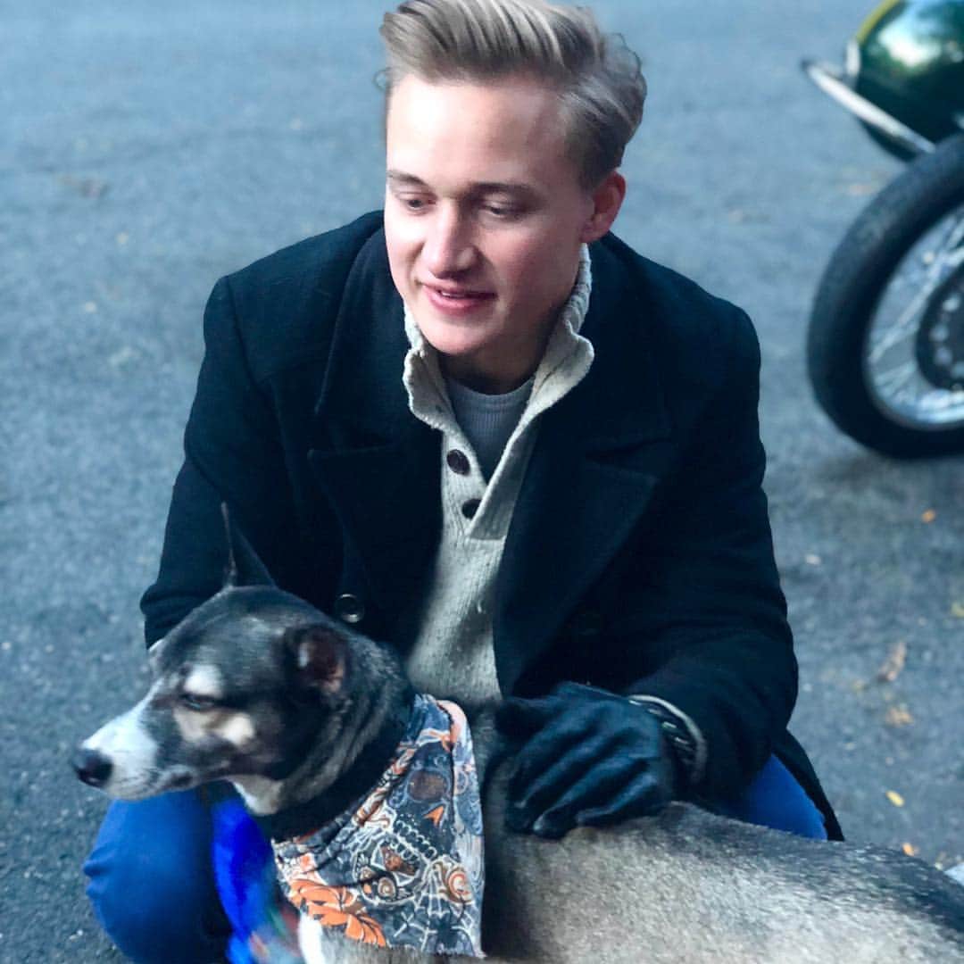 マイケル・ブラマンテのインスタグラム：「Pika is all about the fall look #dogsofinstagram」