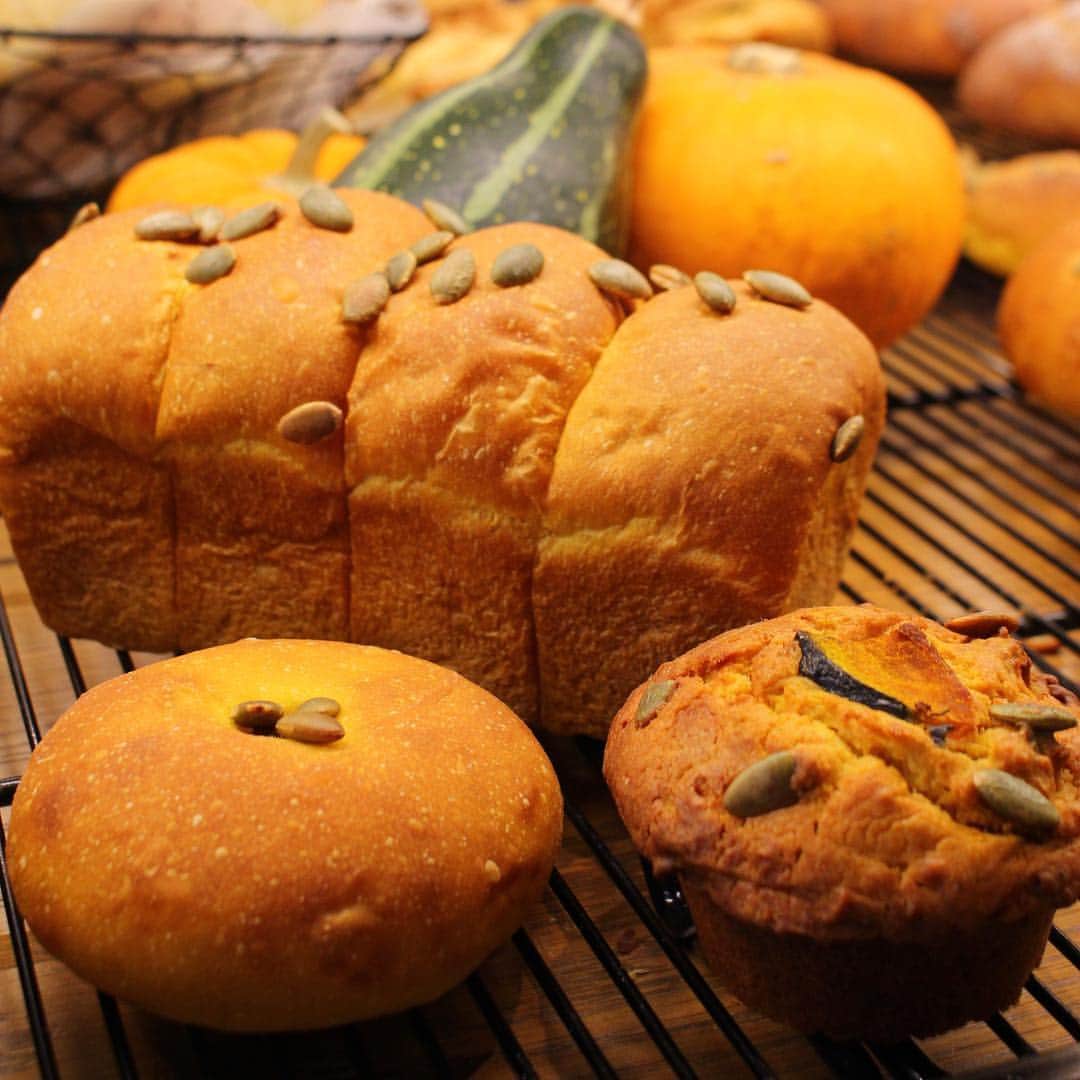 のインスタグラム：「. breadworks天王洲、秋の新商品はかぼちゃの美味しさや素材の良さを活かした3種のパン。 . -栗マロンかぼちゃのマフィン(右) -パンプキン・キーマカレーパン(左) -パンプキンブレッド(奥) . #かぼちゃ #天王洲 #品川 #ブレッドワークス #ベーカリー #ベーカリーカフェ#カフェ #パン #メイドイントウキョウ #pumpkin #tennoz #shinagawa#omotesando #aoyama #breadworks #bread #bakery #tokyobakery  #tysonsandcompany #madeintokyo」