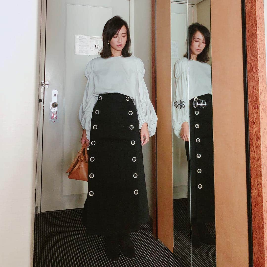 優木まおみさんのインスタグラム写真 - (優木まおみInstagram)「今日の私服。  シャツ、スカートともに、Uhr 靴 fabio rusconi  今日は、講演のお仕事で、岡山にきています。  そとは快晴で気持ちがいいけど、ずっと室内かな。  そのあとはとんぼ返りだな。  今日も頑張ります！！ #私服 #uhr  #fabiorusconi #今日のコーデ  #今日の服 #wear更新」10月20日 10時44分 - yukimaomi