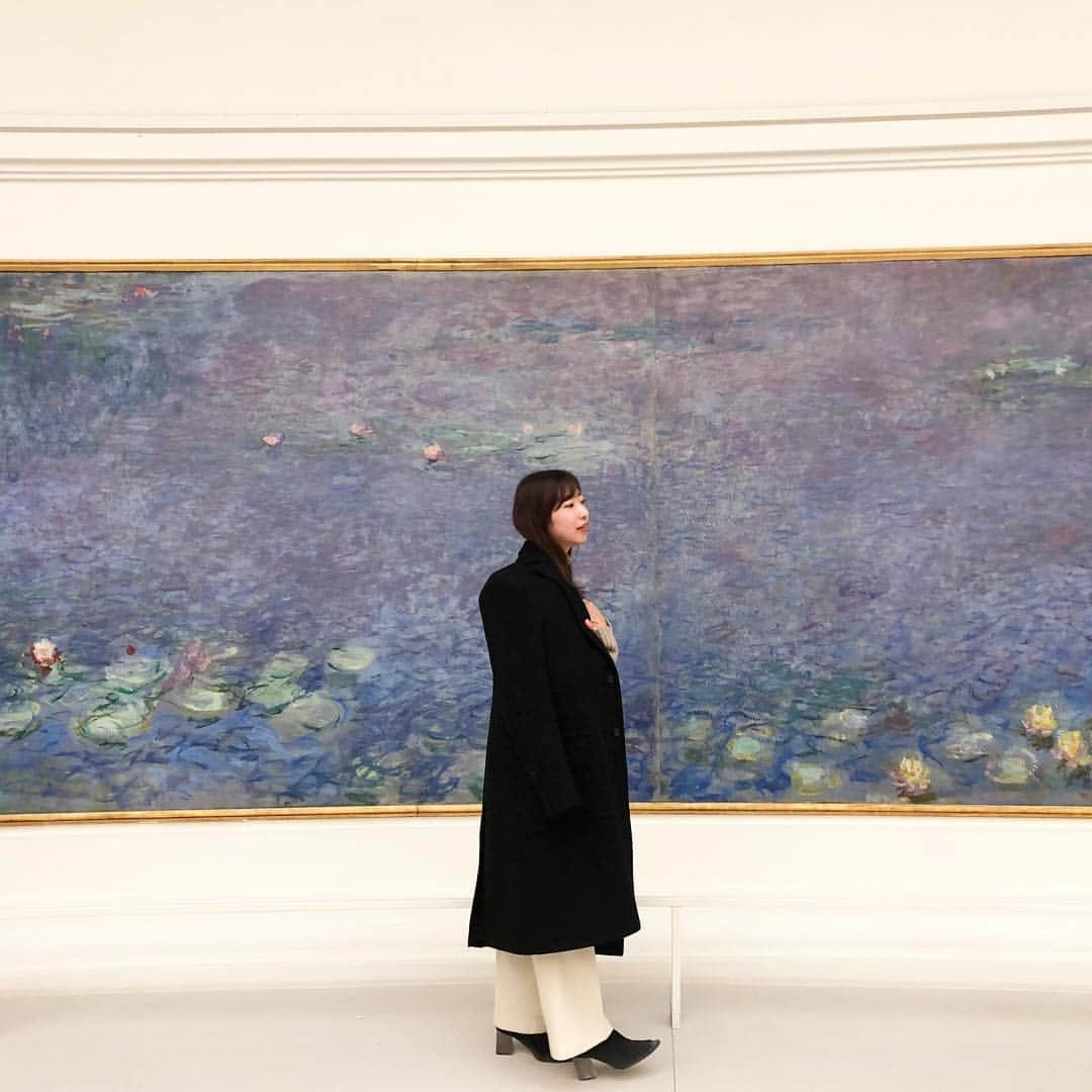 Yuko & Yurikaのインスタグラム：「In Musée de l'Orangerie. ・ ・ はい、という事でお久しぶりのポストで緊張してます…笑 4年ぶりのヨーロッパ。 やはりパリではここが一番好きな美術館です:) ・ という事で、私たちは変わらず元気にしております。 これからも色々な報告ができたらと思いますので、 Piano duo U を末永くよろしくお願い致します👯 ・ ・ ・ #yukoandyurikapianoduo #yukoandyurika #pianoduou #classicalmusic #classic  #piano #mussedelorangerie #paris #trip #monet #claudemonet #ピアノ #ピアノデュオ #ピアノデュオユー #オランジュリー美術館 #モネ #睡蓮 #絵の力がすごい #パリ #🇫🇷 #旅行 #寒い #ここ来る前に初めてスリに遭遇 #でも撃退」