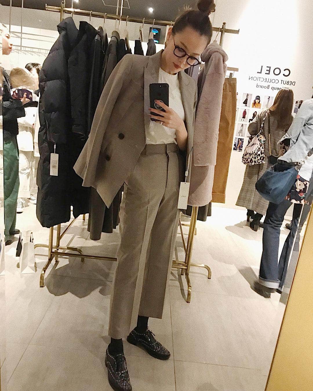 渡辺アリサのインスタグラム：「. ヨンアちゃんのブランドCOELの POP-UPにいってきました♡ 明日までの期間限定イベントなのが もったいない。 また福岡にもきて欲しいなぁ☺️❤️ @coel_y  オンラインで買えるみたい！ 私はこのセットアップがツボでした❤︎ . ヨンアちゃん本人がずっと接客されていて お客さんもみんな笑顔で素敵な空間でした♡ お誘い頂きありがとうございました☺️ . #COEL #coel_snap #福岡」