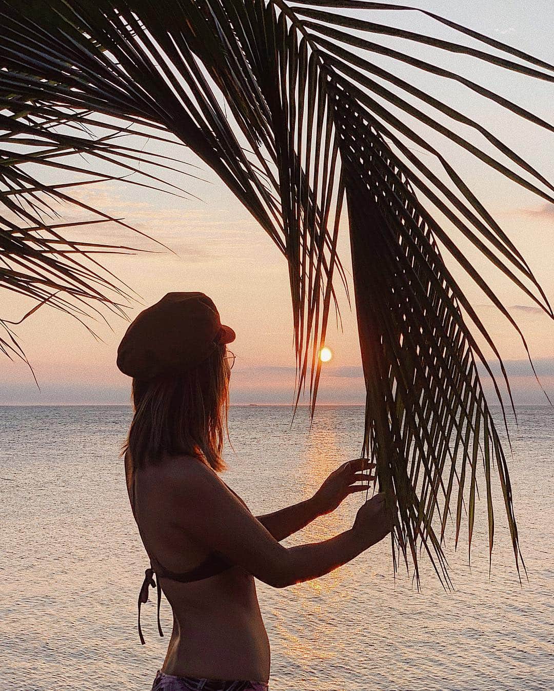 Manamiのインスタグラム：「Beautiful suntet🌅 Beautiful Island🌴 ㅤ New Caledonia とっても素敵な島でした🏝 写真大量すぎて全く追いついてないけど、帰国です🛫 これから行かれるという方が沢山いるみたいなので 情報シェア出来たらいいな〜💫 #お腹ぽっこりだけど妊婦ではないです笑 ㅤ 📸 @fanfanirene #iPhoneXSMax #ShotoniPhoneXSMax」