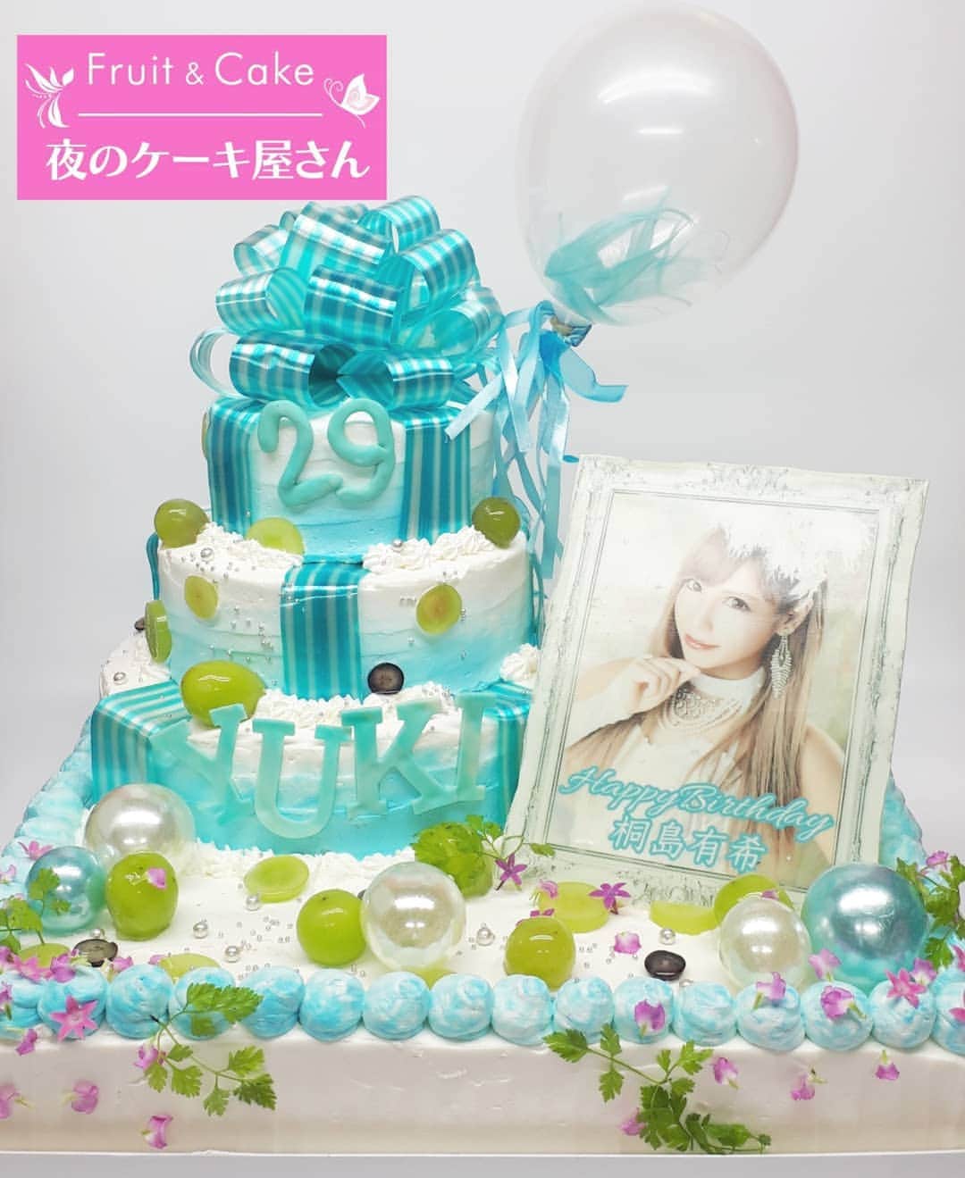 夜のケーキ屋さん Juli エディブルフラワー協会 さんのインスタグラム写真 夜のケーキ屋さん Juli エディブルフラワー協会 Instagram 特大バースデーケーキ 水色の爽やかカラーとシャインマスカットの大きなケーキ 夜のケーキ屋さん