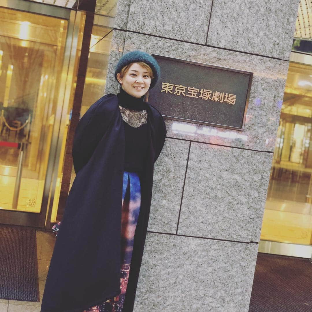 鳳真由さんのインスタグラム写真 - (鳳真由Instagram)「みんなのたそです！ 天真みちる！ みちるちゃんです！  無事に日曜日、宝塚を卒業しました。本当に本当にお疲れ様です。  その後91期92期の 音楽学校のお掃除場所で集まり懐かしい思い出話に花を咲かせました。  きっとこの人たちとは ずーっとずーっと繋がっているんだろうなと 確信はあるけれども緩くてあったかい空気に包まれた 最高に楽しい時間でした。  やっぱり仲間っていいですね‼︎ ちなみに辞めたてほやほやのたその服、 @jantje_ontembaar  で店員の私自ら全身コーディネートしましたよ！ 可愛くないですか❤️」10月20日 14時13分 - ootorispecialpanic