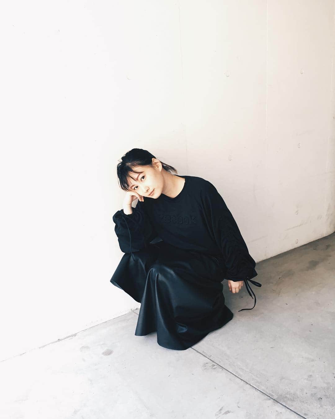 佐藤千亜妃さんのインスタグラム写真 - (佐藤千亜妃Instagram)「最近買ったフェイクレザーの変形ボトム、お気に入り。 reebokの黒トップス(これがまた形が可愛いんです)と合わせて、シックだけどスポーティーな感じにしてみたよ。 本日はFIGAROの撮影でした。来月発売号の別冊に載ります🌷 #ootd#fashion #Antigravité#reebok#FauxLeather」10月20日 15時02分 - chiaki_sato0920
