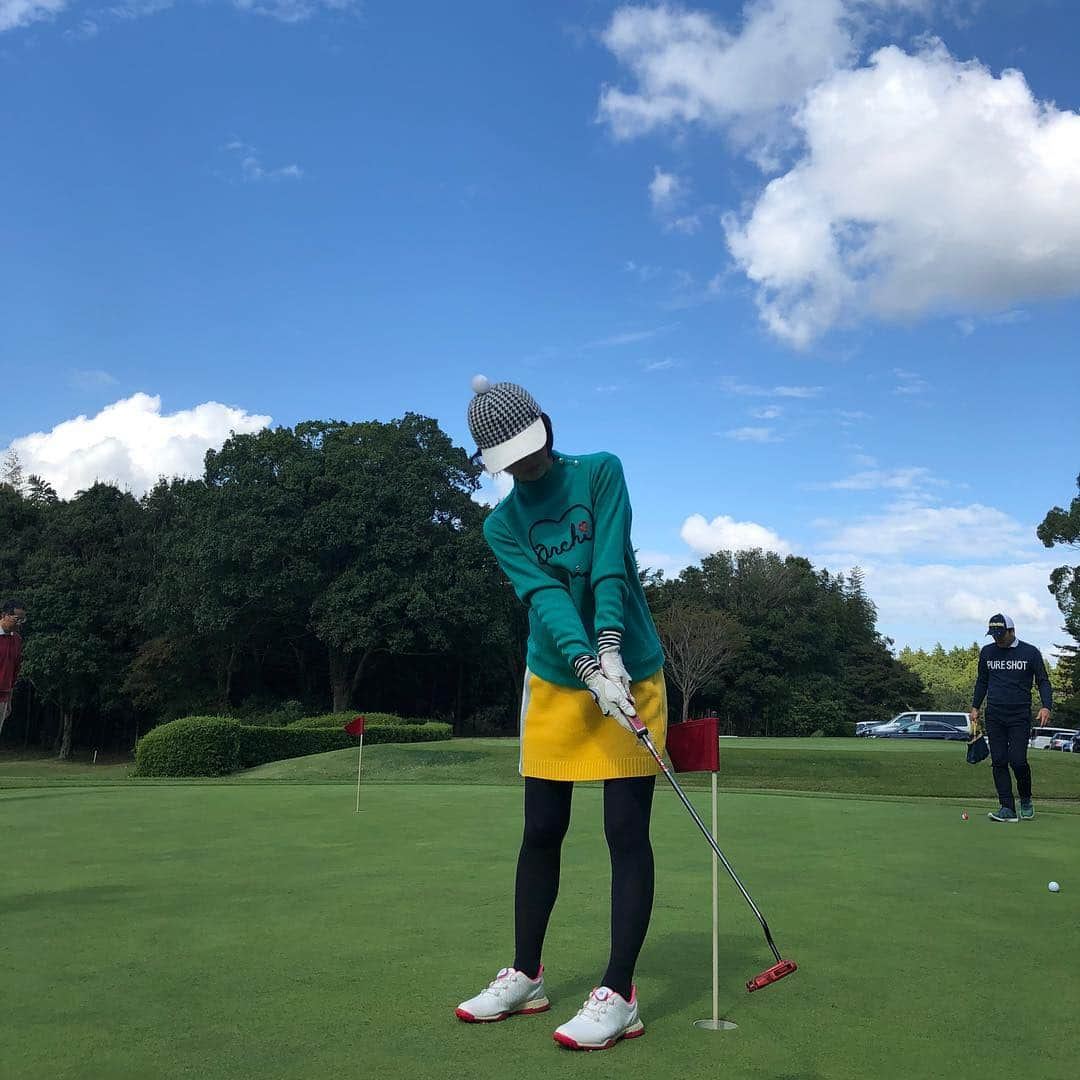 宮崎宣子さんのインスタグラム写真 - (宮崎宣子Instagram)「Aimpoint⛳️ のパター講習を受けてきました✨ ラインの見方を教えてもらいました😊 コツを掴むのに苦労しましたが、 最後にはやっと分かってきました😆 ただ、ちゃんと当たるかとか、 方向性と距離はまた来月‼️ #パター講習 #パター練習 #aimpoint #スリーパット脱却 #エイムポイント #ゴルフ女子 #golflover #golfwear #archivio #パターを極める」10月20日 15時19分 - miyazaki_nobuko