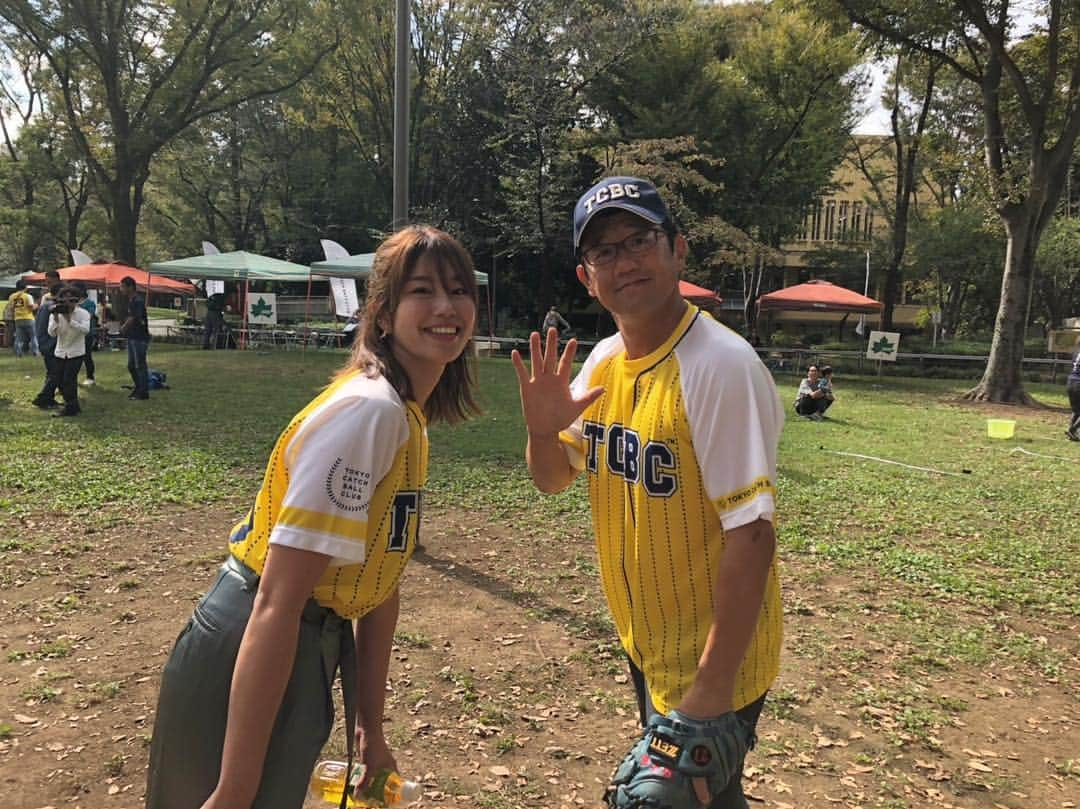 稲村亜美さんのインスタグラム写真 - (稲村亜美Instagram)「今日は新宿中央公園で古田さんがキャプテンを務めている #TCBC でした😘❤️キャッチボールは楽しい！！！天気も良くって大人の方からお子さんまでたくさんの人もできてよかったです！ この後はKHB もえスポが17時〜 放送です！野球サッカーと盛りだくさんです！ぜひご覧くださいー！古田キャプテンと😘❤️」10月20日 15時23分 - inamura_ami