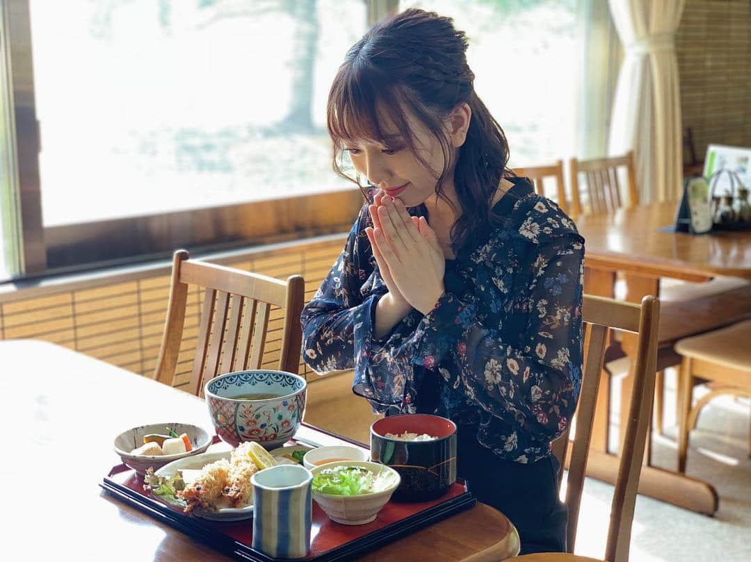 熊崎晴香さんのインスタグラム写真 - (熊崎晴香Instagram)「愛知県陶磁美術館には レストランもあるのです！  今回食べたのは 志野御膳！！ 伝統的なやきものに料理を盛り付けてくれます！  そして、食後にはデザートも！  季節のケーキ！ モンブランをいただきました😍 美味しかった〜😚😚 #愛知県陶磁美術館 #私のやきものづくり #レストラン #とうじ #織部御膳 #delicious #モンブラン #cake #デザート」10月20日 15時35分 - kumakuma9810