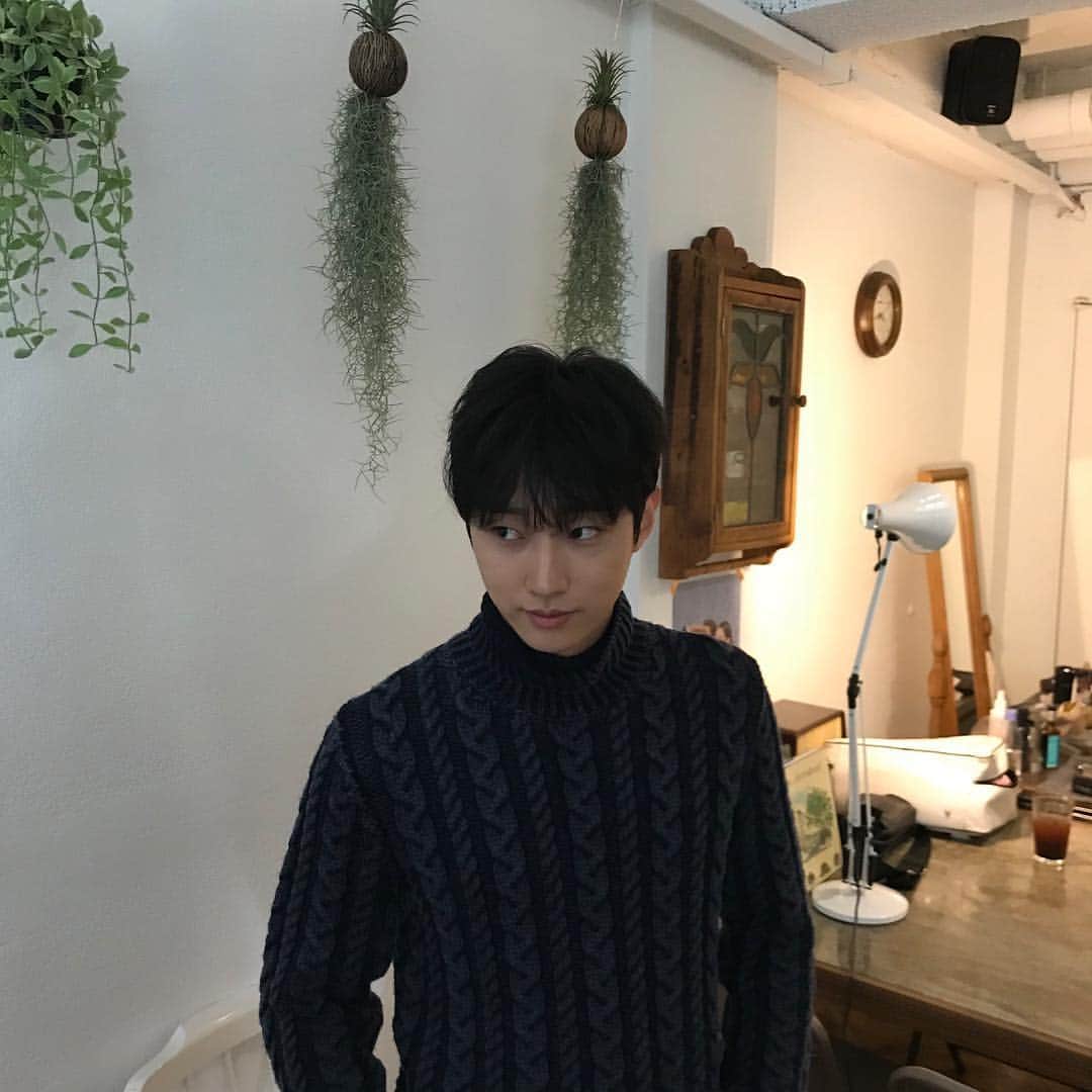 ジニョン さんのインスタグラム写真 - (ジニョン Instagram)「힐끔 -.ㅡ 즐거운 주말 보내세요!^^」10月20日 17時19分 - jinyoung0423