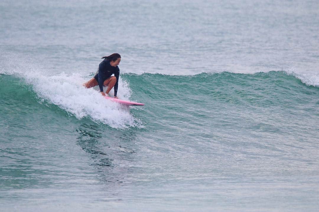 金子藍さんのインスタグラム写真 - (金子藍Instagram)「ピンクボード持って❤️ ROXYの撮影で明日から宮崎行きます✈️ . #ana #roxy #roxyjapan #ロキシー #ailasurfboards #roxywetsuits」10月20日 17時36分 - aikaneko_surf