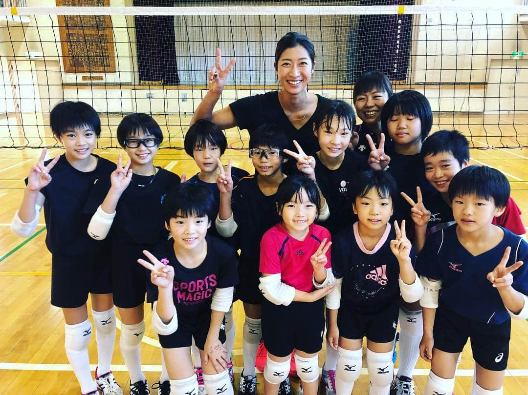 溝江明香さんのインスタグラム写真 - (溝江明香Instagram)「鶴川ウィングス🏐💙 小さい身体でみんな一生懸命やっていて、刺激もらえました！頑張ってほしい☺️✨ #小学生バレー #町田 #町田市 #鶴川ウィングス #小学生 #かわいい #出身チーム #初心忘るべからず #純粋に楽しむ #こどもすき #純粋 #周りに感謝」10月20日 18時24分 - sayakamizoe