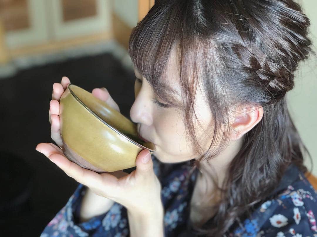 熊崎晴香さんのインスタグラム写真 - (熊崎晴香Instagram)「愛知県陶磁美術館には﻿ 茶室もあるのです！﻿ ﻿ 陶芸作家さんのお茶碗で抹茶をいただけます。﻿ お菓子もいただけます！！﻿ ﻿ 抹茶は月替わりの器を自分で選べるのですが﻿ 今回私は﻿ 黄瀬戸天目茶碗を選びました！！﻿ ﻿ 本格的な茶室で写真映えもするし、心も休まるし、﻿ 是非行ってみてくださいね！﻿ ﻿ #愛知県陶磁美術館 #私のやきものづくり #茶室 #抹茶 #お菓子 #本格的 #黄瀬戸天目茶碗」10月20日 19時20分 - kumakuma9810