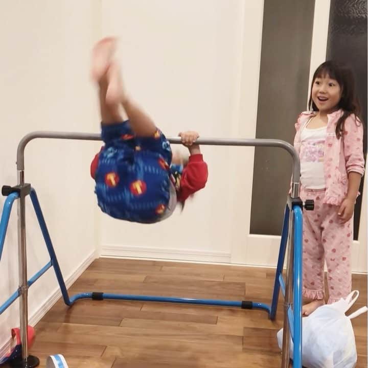 かなのインスタグラム：「． 突然できたっっ！！😳👏🏻✨✨ 天才かと思った😂❤️ #連続逆上がり #親バカごめんなさい😂 ． ドヤ顔と喜ぶ姉💓 ． ． #1回目カメラが間に合わなかったんだけど4回回ってました #りーくんの成長記録#成長記録#年少#4歳#鉄棒#逆上がり#息子#男の子」