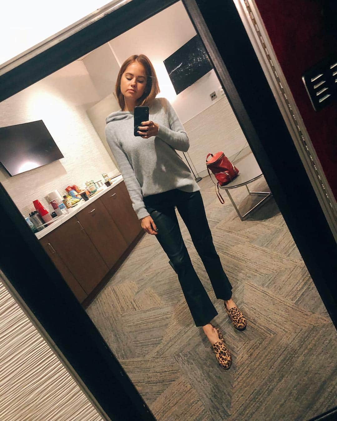 のインスタグラム：「auditioning to be a lifestyle/fashion/travel #blogger 🎒 starting with this mirror」