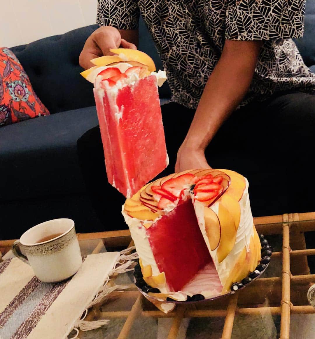 Shing02さんのインスタグラム写真 - (Shing02Instagram)「insane watermelon cake 🍉🎂 by none other than virtuoso 🎹 Luly @dragonlaydee 🐲 aaaand thx for soup 😇 and lei 🌺. Shouts to Luly and @djpacko for always being so generous with their time and talents! 💯😭」10月21日 5時59分 - shing02gram