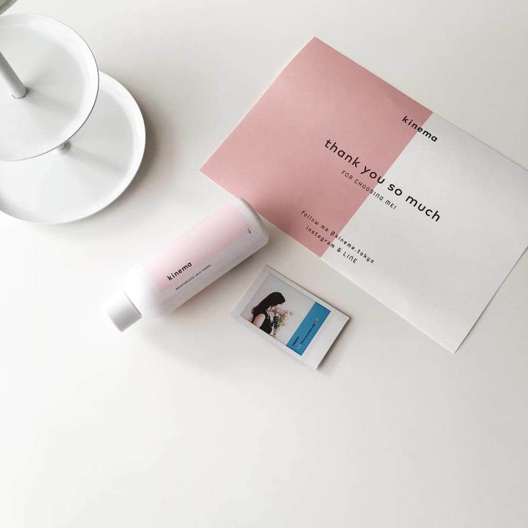 skincare in progress A daily does of Tokyoのインスタグラム：「\\ #みんなのスキンケア で、みんなの色んなキネマの使い方が見れます // . kinemaを使ってくれた、@_____mt._ さんのコメント👇🏻 ------ ■ . skincare🌿 . 先月発売されたばかりの (@kinema.tokyo)さんのふき取り化粧水。 . ティーツリーやハッカなどの ハーブ系の香りがおだやかに香り アルコールフリーですが、 コットンに含ませふき取ると スーッと清涼感が🌿 化粧水はサラッとしているけど ふき取った後の肌はしっとりして 柔らかくなった印象です。 この後に使う普段の化粧水も 浸透がよくなりました。 . ふき取り化粧水はもちろん 普通に化粧水としても使えますし プレゼントや男性にもオススメです！ 商品の詳細や購入は(@kinema.tokyo)さんの プロフィールURLから☺ . . ------ この1本を加えるだけで、普段のスキンケアがちょっぴり楽になると思いますよ👍🍀 . お肌にも優しい成分となっておりますので、どなた様でも安心してお使いいただけます👏 . 素敵な投稿をしてくださった @_____mt._ さん🐾🐾 . ありがとうございました👍 ------------ 💁 @kinema.tokyo は、敏感肌でも使える優しい拭き取り化粧水 👉 #みんなのスキンケア でみんなのkinemaの使い方が見れるよ 🏷現在予約販売のみ受付中です。」