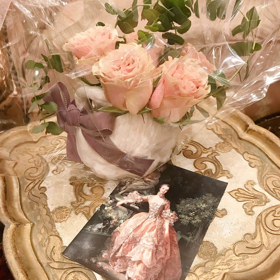 酒元麻衣（まいへー）のインスタグラム：「Charoll Vintage のちさこさんがpopupstoreのお祝いにと可愛いスワンのお花とメッセージを贈って下さいました💌😢私がVintageの世界に釘付けになったのも、Charollがきっかけです。とっても可愛いお店なのですが、ちさこさんのお人柄もとっても素敵で、心から尊敬しているのです❤︎本当にありがとうございます😢」
