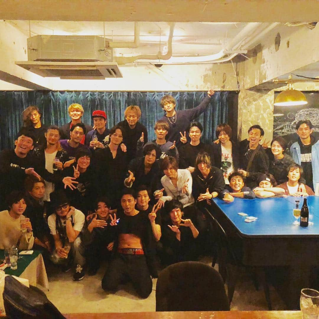 山田孝之さんのインスタグラム写真 - (山田孝之Instagram)「今年もたくさんの友達にお祝いされて幸せな山田🕺🏻みんな愛してるぜ🙋🏻‍♂️」10月21日 0時03分 - takayukiyamadaphoto