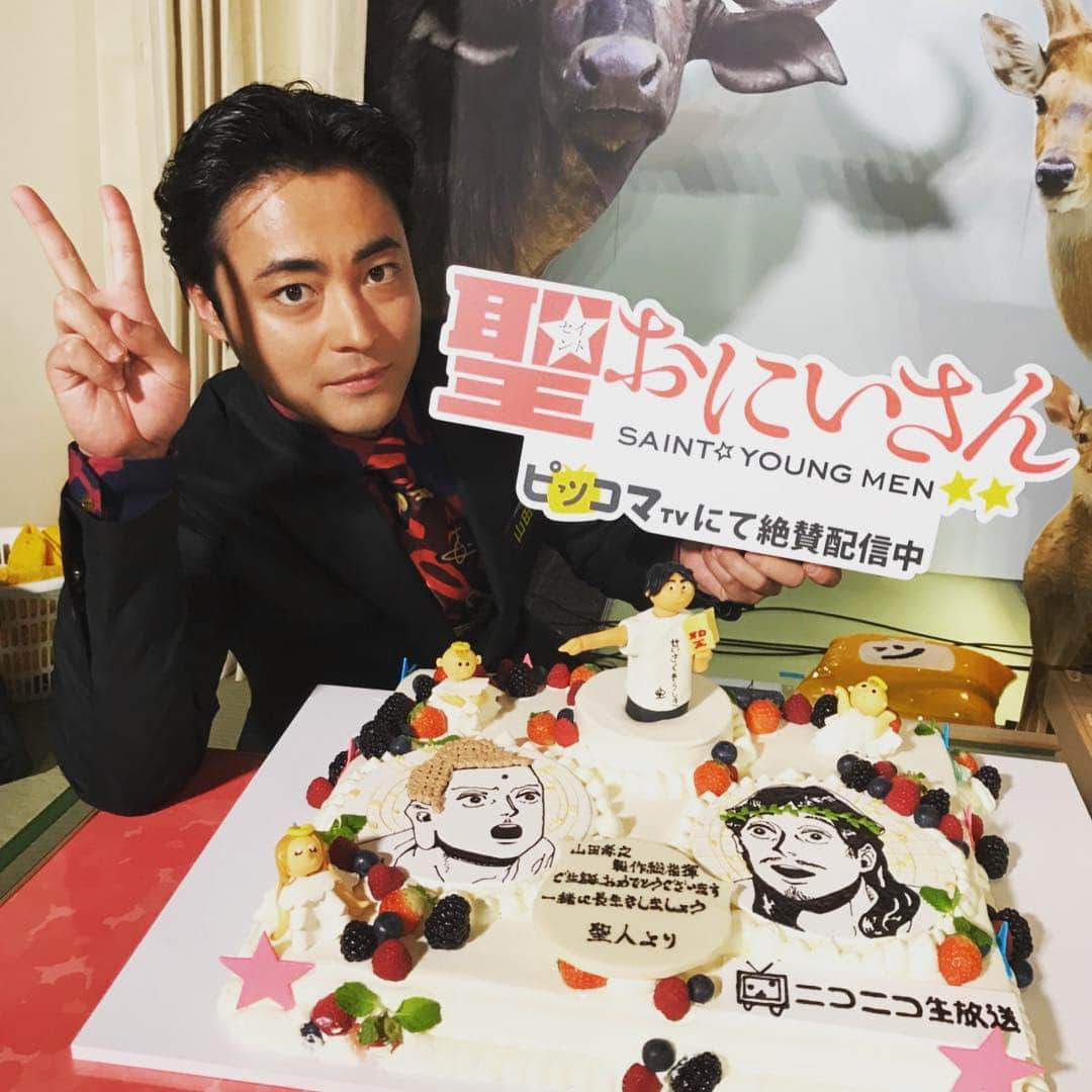 山田孝之さんのインスタグラム写真 - (山田孝之Instagram)「今年もたくさんの友達にお祝いされて幸せな山田🕺🏻みんな愛してるぜ🙋🏻‍♂️」10月21日 0時03分 - takayukiyamadaphoto