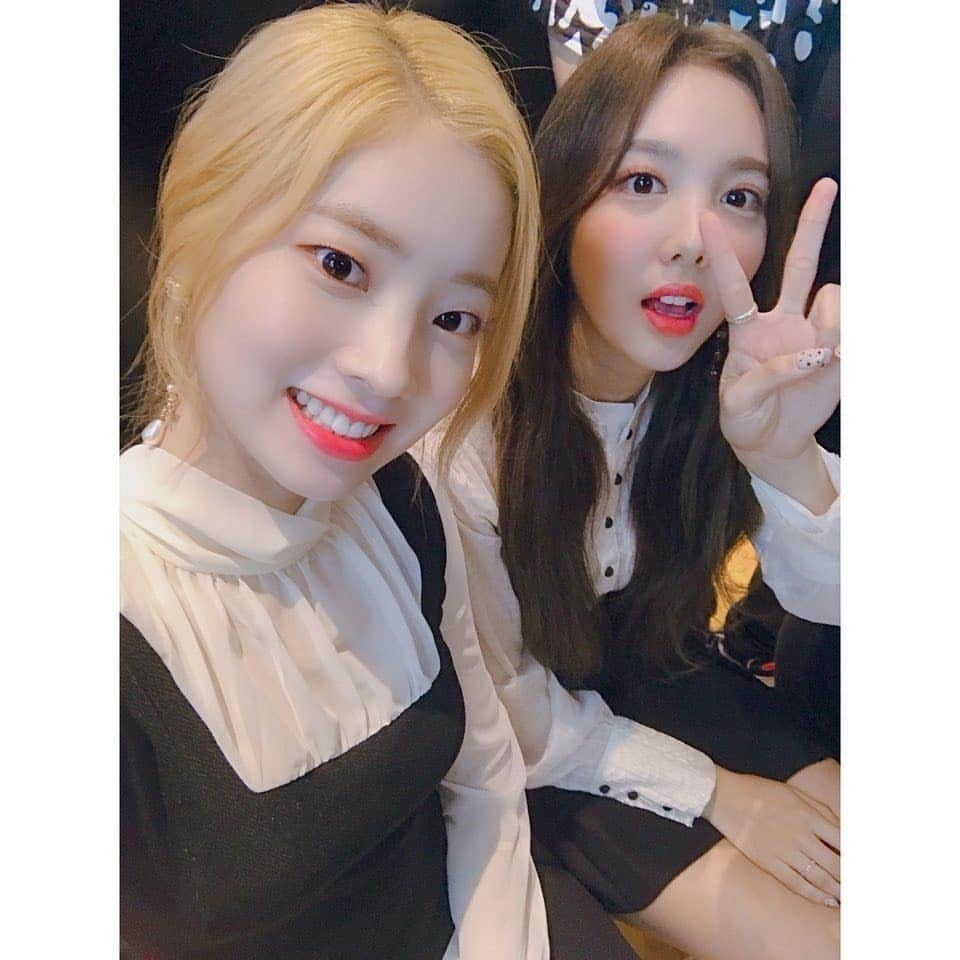 TWICEさんのインスタグラム写真 - (TWICEInstagram)「#부릅🤔  #✌️」10月21日 0時02分 - twicetagram