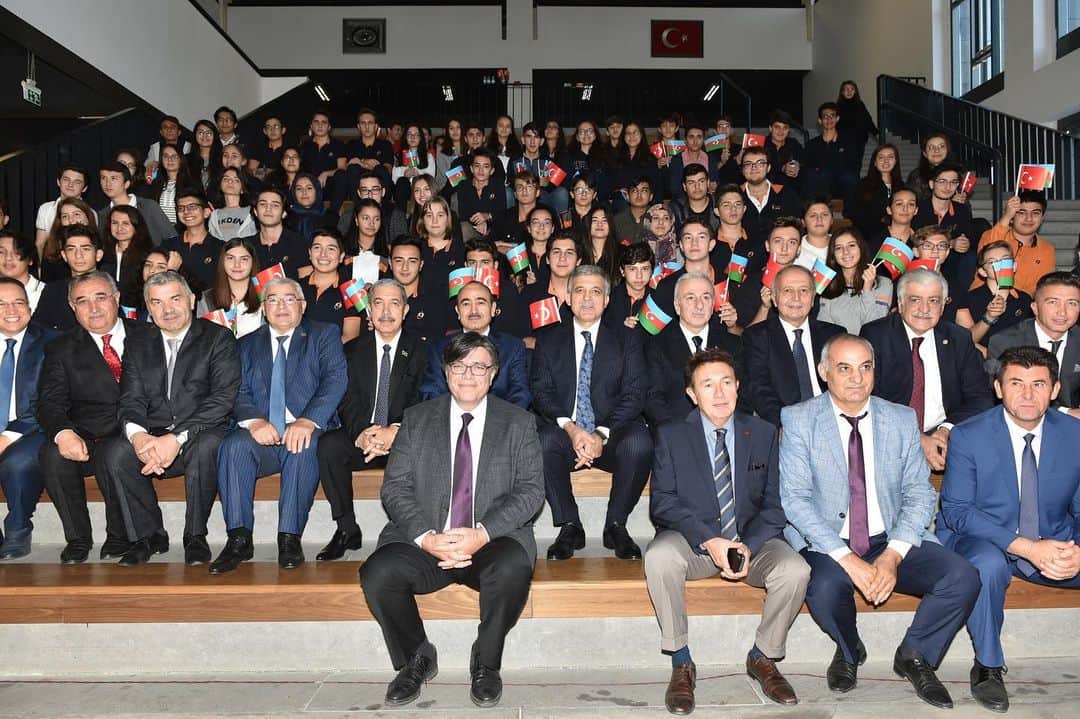 アブドゥラー・ギュルのインスタグラム：「11. Cumhurbaşkanı Abdullah Gül Kayseri’de Abdullah Gül Üniversitesi Destekleme Vakfı Haydar Aliyev Öğrenci Yurdu’nun açılışına katıldı. Cumhurbaşkanı Gül açılışta öğrencilerle hatıra fotoğraf çektirdi. 📸: @birol.afsar」
