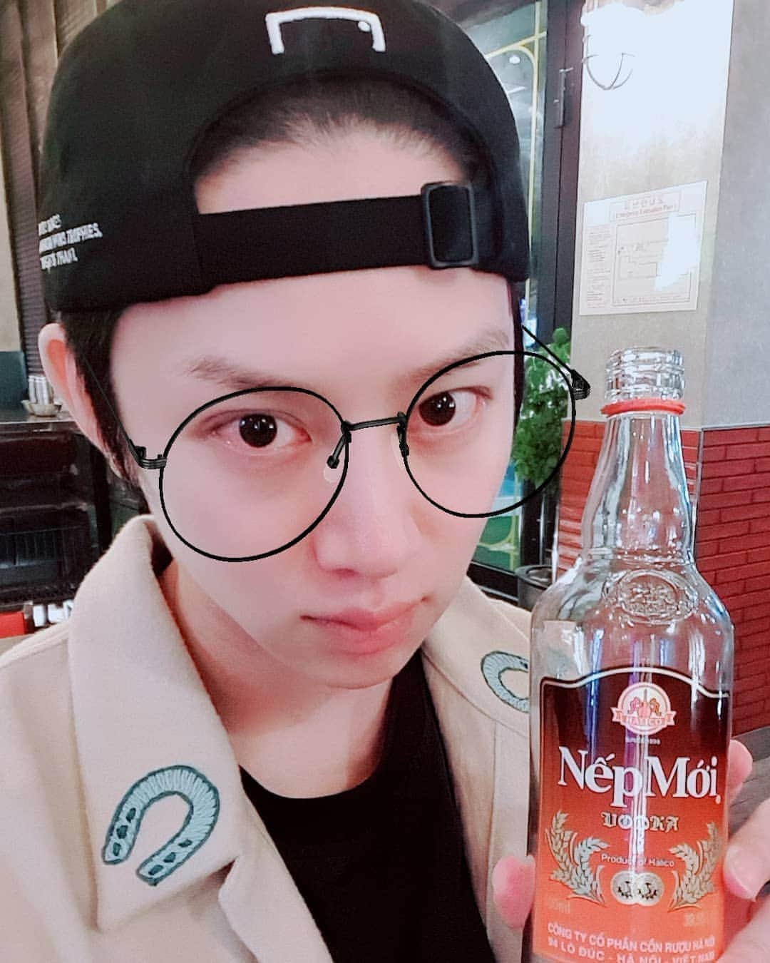 ヒチョルさんのインスタグラム写真 - (ヒチョルInstagram)「Đây là rượu Việt Nam🇻🇳🍺🧡 #VIETNAM #이술40도임」10月21日 2時54分 - kimheenim