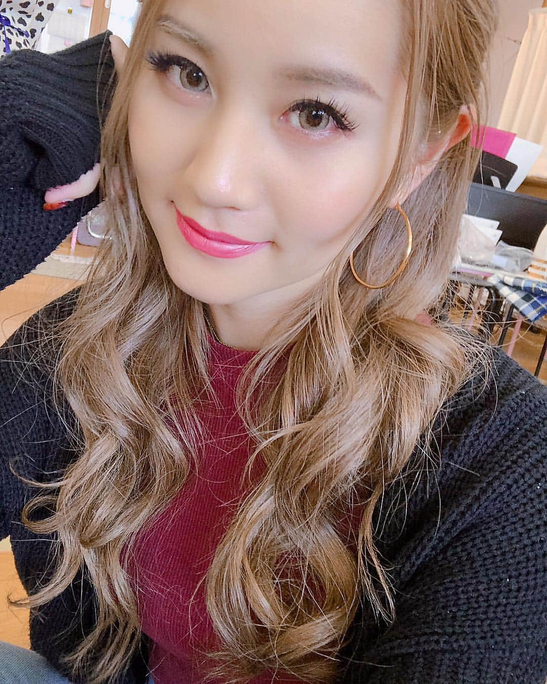 LORYのインスタグラム：「今日の撮影はナチュラルメイクでした😶」