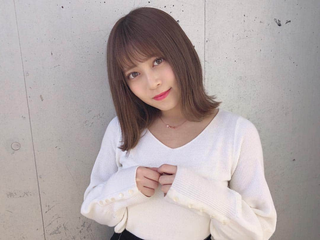 岩花詩乃さんのインスタグラム写真 - (岩花詩乃Instagram)「インスタお久しぶりです☺︎ 握手会ありがとうございました🙋‍♀️ たくさん来て下さってびっくり！嬉しかったです😊！ 飼い始めたハムスターのこたろうと、もう1匹(名前決まってない)のお話が断トツで多かった！笑 みんなから愛されてて嬉しい🐹💓 * * 先日美容室で髪も染めました💫 インナーカラーもいれてもらってめちゃめちゃ可愛いけど写真じゃ伝わらない😔笑 * * #握手会#幕張メッセ#私服#美容室#Repeace」10月21日 15時46分 - 4shino_iwahana1