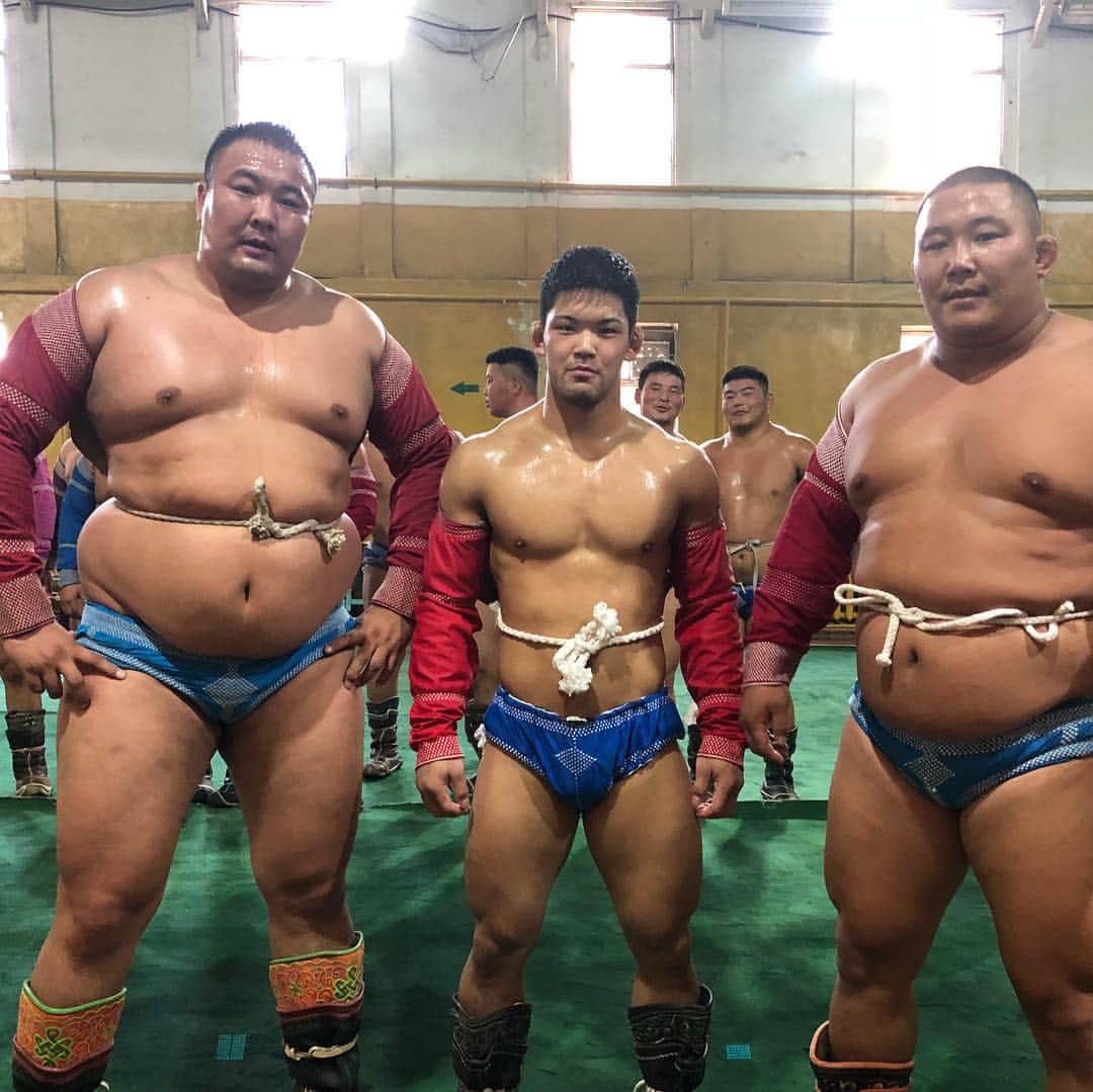 のインスタグラム：「mongol sumo yokozuna & ozeki‼︎ basu suurii arigatou！ #mongol#sumo#yokozuna#ozeki#training」