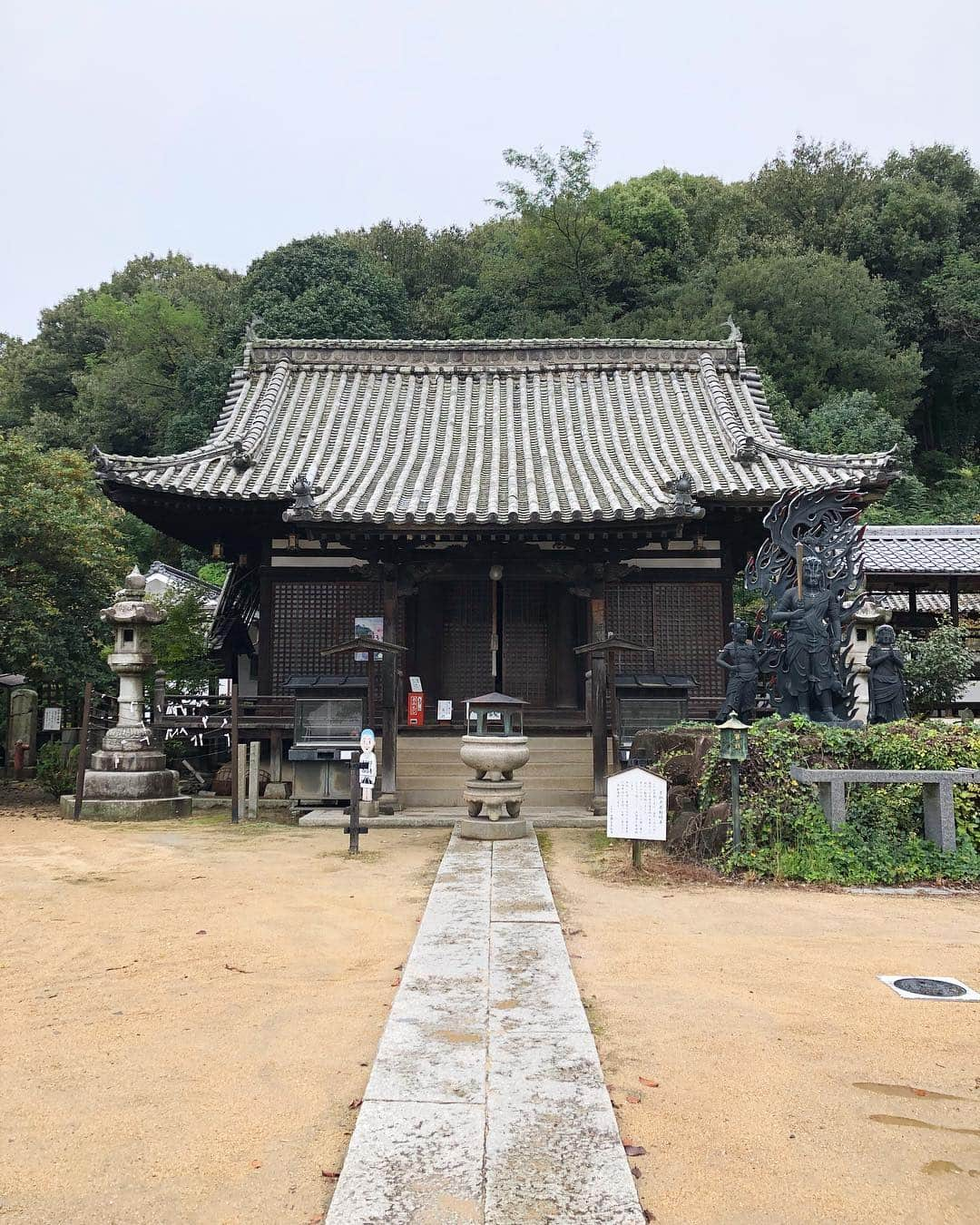 坂元美香さんのインスタグラム写真 - (坂元美香Instagram)「. 尾道の旅 - ⑨ . 前回の浄土寺の石ゴロゴロ動画はリーチ数18万🤣 （正確には石ゴロゴロできなかった動画w） 18万人の方が見てくださったということなんです。 本当にびっくりです！ . 予想外にも人気コーナーになった #坂元尾道の旅 シリーズもこれで最後。 . 千光寺ご住職が最後に連れて行って くださったのは西国寺。 数多くの文化財を抱える尾道を代表する お寺のひとつだそうです。 . 歩いて行くと西国寺のシンボルである 2mの巨大な草履が！！ 山門である仁王門には2体の仁王像が 安置されていて、その健脚にあやかり 草履が奉納されているそうです。👣 . その先の108段の階段を登り切って振り返ると 素晴らしい景色。そして正面には金堂が。 私が訪れた日はそこでオペラコンサートが 開催されていました。 重要文化財でクラシック演奏会なんて なんかすごい素敵なイベント✨ . さらに階段を登り大師堂を見学。 そのあと西国寺でも御朱印をいただきました☺️🙏 . お正月にはここで柴燈護摩（火渡り神事）も 行われているそうです。 あの見てるだけで火傷しそうなやつ😱🔥 . 帰りの新幹線の時間がせまっていたので 今回は重要文化財の三重塔へは行けず😂 また来る時の楽しみとして とっておくことにしました。 . 最後はおちゃめな千光寺ご住職と お転婆坂元コンビで、 なぜか後ろ歩きして逆再生動画撮ってみたり なんだかほんわかする楽しい旅でした☺️ . #坂元尾道の旅 楽しんでいただけたでしょうか。 このまま旅インスタグラマーになろうかな？🤔 いや、寺インスタグラマーになって テラスタグラムでも始めようかしら🤭 やっぱり自称尾道PR大使がいいかな🙄 . そして！千光寺アプリの縁起画像 皆さんのおかげで全部揃いました！🎉 ありがとうございます！ . 千光寺さんが作ったばかりの千光寺お守りアプリ 無料なのでもしよければぜひ！ @onomichi.senkouji  会員番号教えていただければ縁起画像送ります😊 私は32番です！ . また尾道に行ける日が楽しみです😌 毎回長文の尾道の旅シリーズ 読んでくださりありがとうございました。 . #西国寺 #西國寺 #尾道西国寺 #重要文化財 #文化財 #草履 #千光寺 #千光寺アプリ #千光寺お守りアプリ #尾道千光寺 #尾道 #尾道市 #広島 #尾道女子 #お寺好き #お寺好きな人と繋がりたい #尾道観光 #御朱印 #御朱印巡り#御朱印集め #japanesetemple #感謝 #坂元旅シリーズ」10月21日 8時53分 - mika_saka