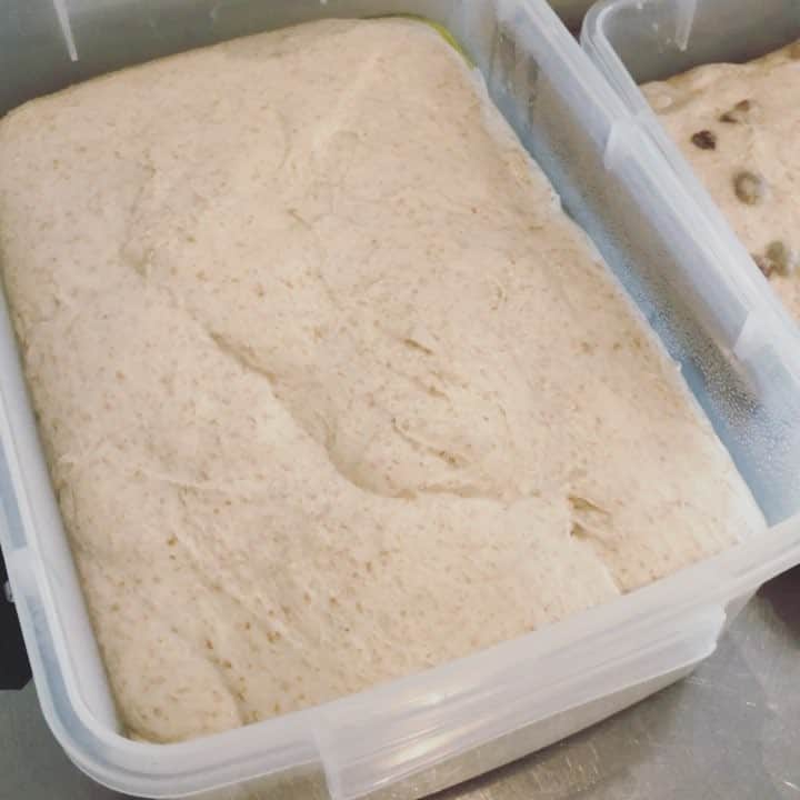 CHIPPRUSONのインスタグラム：「加水110%の古代小麦湯種+新麦（ミナミノカオリ、キタノカオリ）冷蔵オーバーナイト、ノーパンチ🤜❌の分割前。今日は夜中に食当たり起こして、ややグロッキーですのでちょっとゆっくり焼いています。（午後15時ぐらいにはクロワッサン焼きたい🥐）」