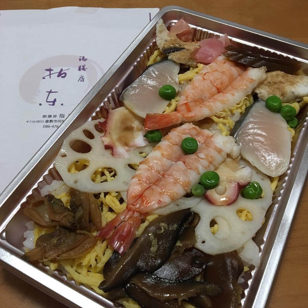 岡山グルメ de ランチのインスタグラム：「* 秋祭りなので 倉敷「御膳房 指東」の まつり寿司をお持ち帰りー♪ （1700円くらいだったような…） ここのお店の魚や海老 ほんっと美味しいんです！ お昼の御膳もオススメ✨ 大原美術館前から歩いて15分くらいかな？ そんなにかからないかも。 * 倉敷美観地区は 神社のお祭りと屏風祭りで 昨日から賑わってる♪ * #岡山ランチ #岡山グルメ #倉敷グルメ #倉敷和食 #指東 #しとう #まつり寿司 #祭寿司 #ばら寿司 #穴子が絶品 #秋祭り大好き #夏より秋」