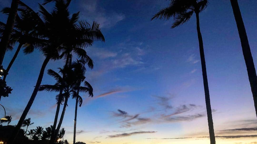 西山真以さんのインスタグラム写真 - (西山真以Instagram)「* I miss the long sandy shores and the pink sunsets of the Hawaii.. . ハワイといえば、オアフ島こそ何度も訪れていたものの、他の島に行ったのは今回のハワイ島が初めて。 オアフ島を見てハワイだと思っちゃいけないよ、他の島こそが本当のハワイの姿だよ！ と聞いてきましたが、ようやくその言葉を実感できた旅でした。 . 夜の星空は幾度も流れ星を観測できる程。 以前、旅サラダで訪れたタヒチのボラボラ島で、撮影チームのみんなで見た素晴らしい星空を思い出し懐かしい気持ちにも… よく考えてみたらそれから2年も経つなんて。早いなぁ。 . 雄大な自然と地球の神秘を感じられる素晴らしい島でした🌋 . #hawaii #island #travel  #sunset #sunsetbeach」10月21日 9時59分 - mai0830