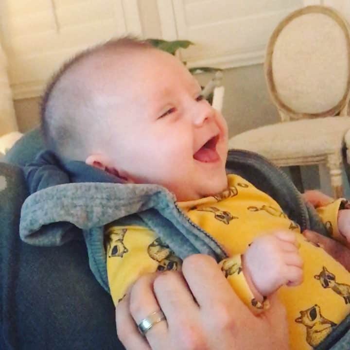 Elle Fowlerのインスタグラム：「Daddy making little laugh with fake sneezes lolol」