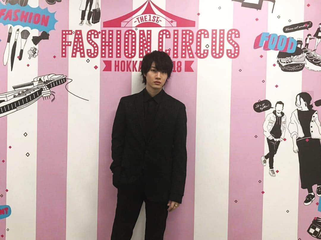 桜田通さんのインスタグラム写真 - (桜田通Instagram)「昨日は『FASHION CIRCUS HOKKAIDO 2018』でした✨久々の北海道に行けて最高に楽しかったです。来て下さった皆様ありがとうございました。スーツは実は自分のやつなのですが、靴をこの日の為に買うというくらい楽しみな一日でした。ランウェイも歩かせて頂きとても楽しかったです。また北海道で何かできるように日々頑張ります！ #fashioncircus #ファッションサーカス #fch2018」10月21日 10時37分 - dorisakurada